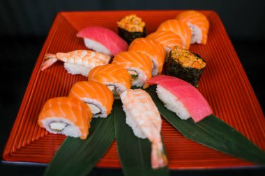 Balık ve deniz ürünlerinden suşi seti. Japon mutfağının farklı videoları.