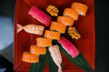Balık ve deniz ürünlerinden suşi seti. Japon mutfağının farklı videoları.