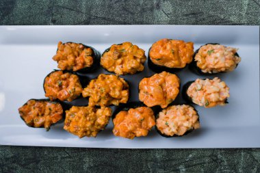 Japon mutfağından bir tabak suşi.