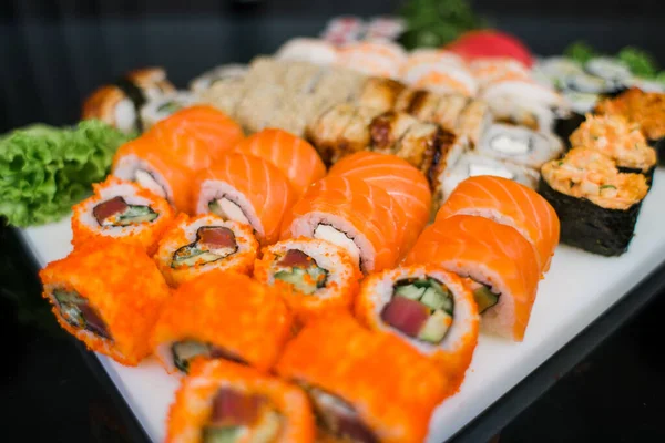 Avokado karides somonlu ve yılan balıklı suşi.