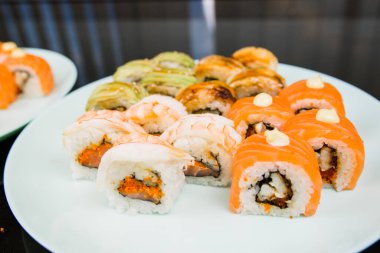 Avokado karides somonlu ve yılan balıklı suşi.