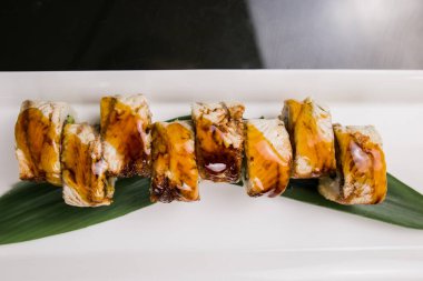 Japon mutfağında yılan balığı ve unagi soslu suşi rulosu.