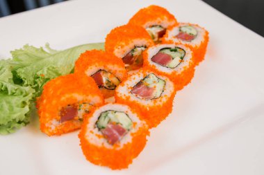 Tobiko havyarında ton balığı ve beyaz pirinçli bir Japon dürümü.