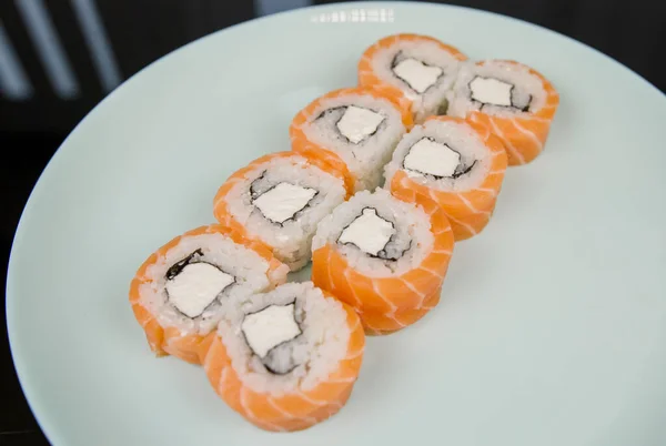 Japon Mutfağında Somonlu Bir Suşi Rulosu — Stok fotoğraf