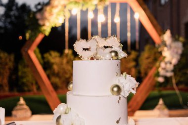 Akşam kemerin yanında büyük güzel bir düğün pastası.