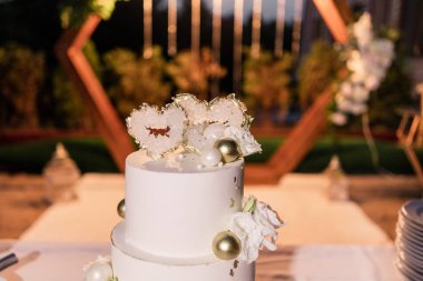 Akşam kemerin yanında büyük güzel bir düğün pastası.