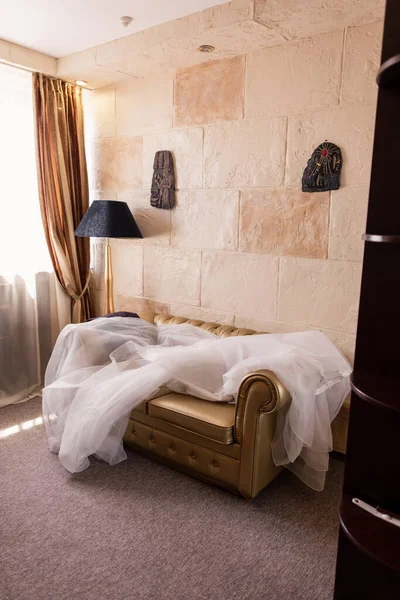 Весільна Вуаль Нареченої Лежить Дивані Кімнаті Вранці — стокове фото