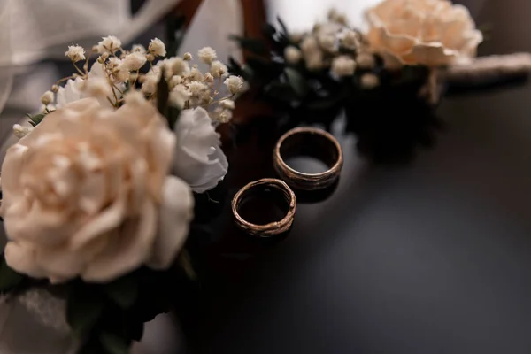 Uma Bela Aliança Casamento Com Flores Mesa Cerimônia — Fotografia de Stock