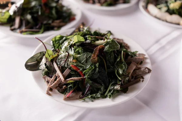 Ein Salat Mit Fleisch Einem Teller Auf Dem Tisch — Stockfoto