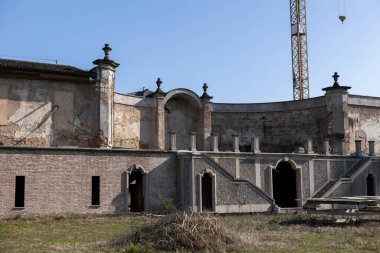 İtalya 'da güzel bir şatonun büyük kadim kemeri.