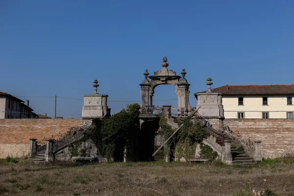 Una Antigua Escalera Época Cerca Del Castillo Antiguo Italia Histórica —  Fotos de Stock