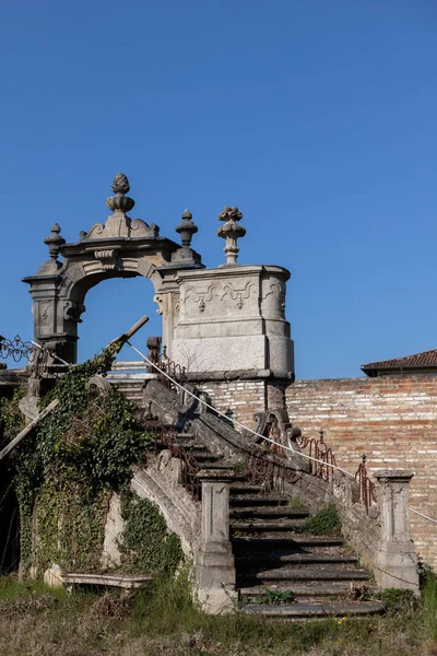 Una Antigua Escalera Época Cerca Del Castillo Antiguo Italia Histórica — Foto de Stock