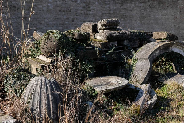 Starożytny Kamienny Dziedziniec Zamku Zrujnowanym Posągiem Włoszech — Zdjęcie stockowe