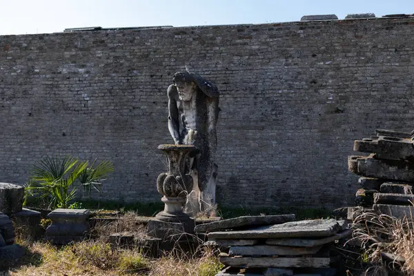 Een Oude Stenen Binnenplaats Van Een Kasteel Met Een Geruïneerd — Stockfoto