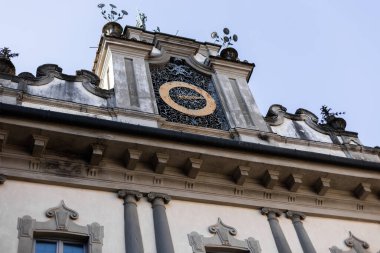 Avrupa 'nın en üst kalesinde tarihi bir kilisesi olan antik bir bina.