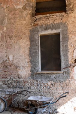 Tuğlalı bir evde bir pencere ve tamir için bir tramvay.