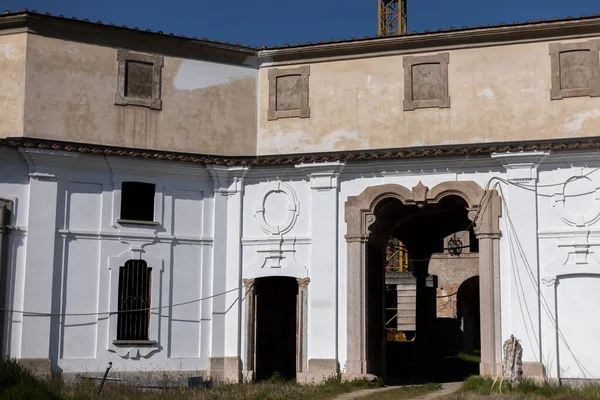 Vacker Gammal Slott Historisk Byggnad Med Stora Fönster Italien — Stockfoto