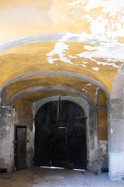 Viejo Arco Interior Con Pintura Pelada Una Lámpara Araña — Foto de Stock