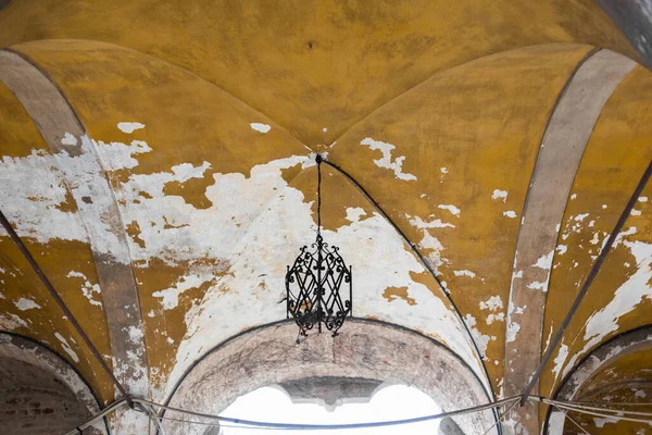 Viejo Arco Interior Con Pintura Pelada Una Lámpara Araña — Foto de Stock