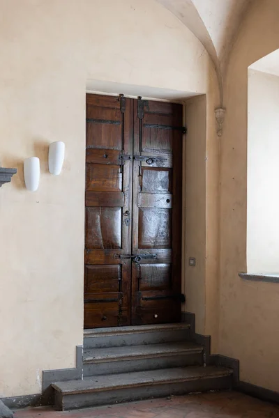 Старая Деревянная Дверь Здании Европейской Исторической Архитектуры — стоковое фото