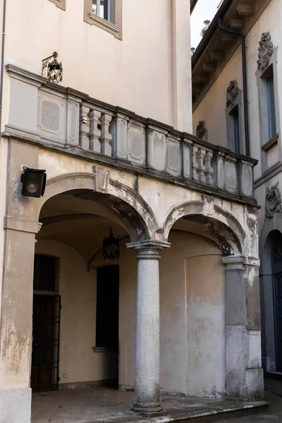 Avrupa Mimarisinin Eski Tarihi Binasında Sütunları Olan Bir Kemer — Stok fotoğraf