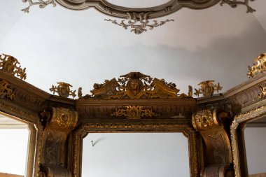 Eski mimaride eski bir gotik altın çerçeve duvar dekoru.