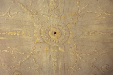 İtalya 'daki eski bir Avrupa kalesinin duvarlarında ve tavanında güzel bir tablo.