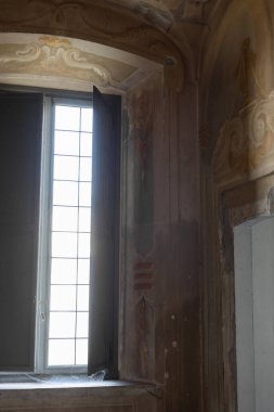 Koridorun içinde eski bir Avrupa mimari penceresi