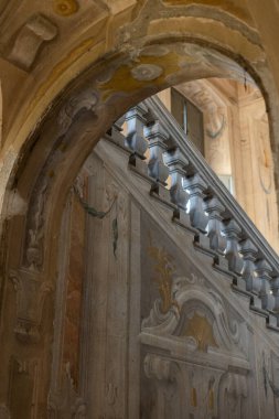 Duvarlarında ve sütunlarında resimler olan eski bir merdiven.