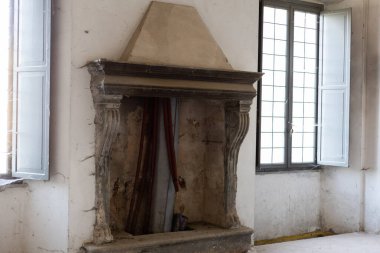 Eski bir evde eski güzel bir şömine.