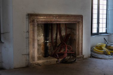 Eski bir evde eski güzel bir şömine.