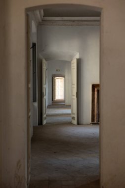 Avrupa 'da eski bir evde kemerli uzun bir koridor