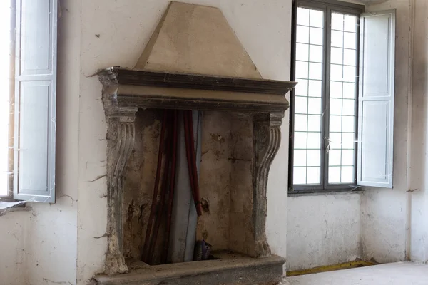 Eski bir evde eski güzel bir şömine.