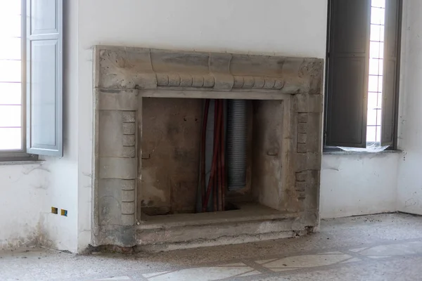 古い家の中の古いヴィンテージの美しい暖炉 — ストック写真