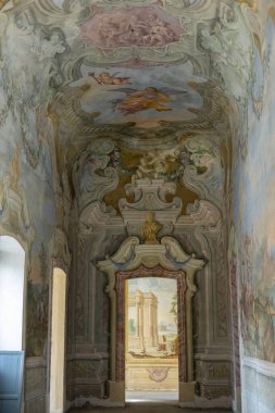 Avrupa 'da eski bir evde kemerli uzun koridor