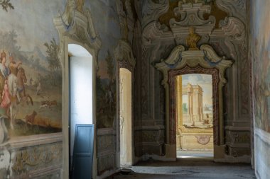 Avrupa 'da eski bir evde kemerli uzun koridor