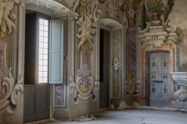 Avrupa 'da eski bir evde kemerli uzun bir koridor