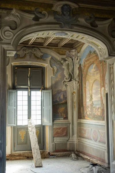 Eski bir yazlık villa Avrupa mimarisinde eski, eski bir ahşap pencere.