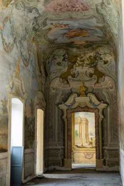 Avrupa 'da eski bir evde kemerli uzun bir koridor