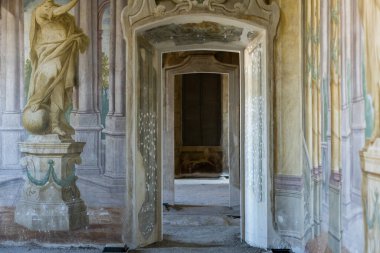 Avrupa 'da eski bir evde kemerli uzun bir koridor