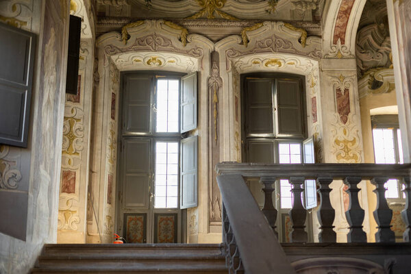 старинное старинное деревянное окно в старинном доме коттеджной виллы европейской архитектуры