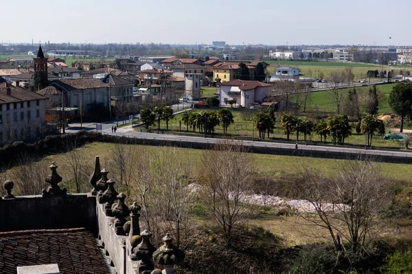 从屋顶上俯瞰意大利古老的欧洲城市伯加莫 — 图库照片