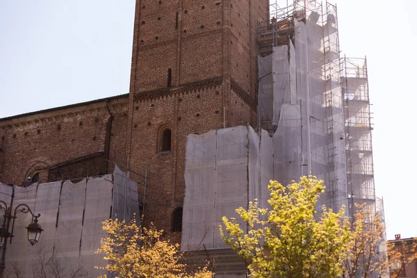 Gammal Tegelbyggnad Italien Med Byggnadsställningar — Stockfoto