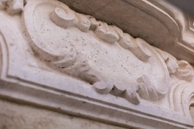 Kalıpları ve sütunları olan antik bir İtalyan yapısının restorasyonu