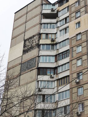 Şehirde birçok katlı eski bir apartman.