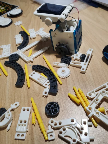 Diseñador Electrónico Para Que Los Niños Construyan Robot Sobre Mesa — Foto de Stock