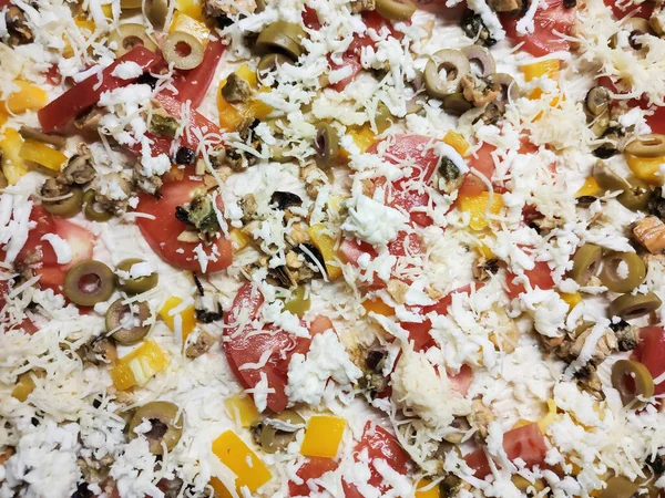 Uma Grande Pizza Com Queijo Tomate Legumes Closeup — Fotografia de Stock