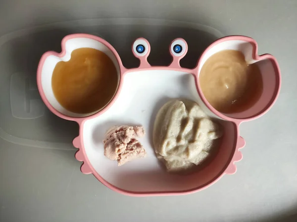 Ένα Πιάτο Μωρού Πουρέ Παιδικών Τροφών Στο Τραπέζι — Φωτογραφία Αρχείου