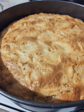 Mutfaktaki yemek kabında ev yapımı turta.