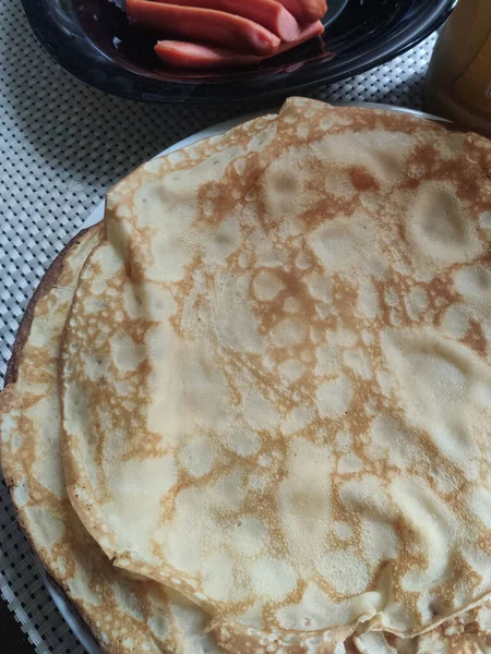 Panqueques Caseros Finos Grandes Con Leche Plato —  Fotos de Stock